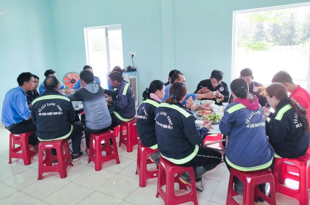 Công ty CP KCN Sài Gòn Nhơn Hội chăm lo từng bữa ăn trưa cho người lao động