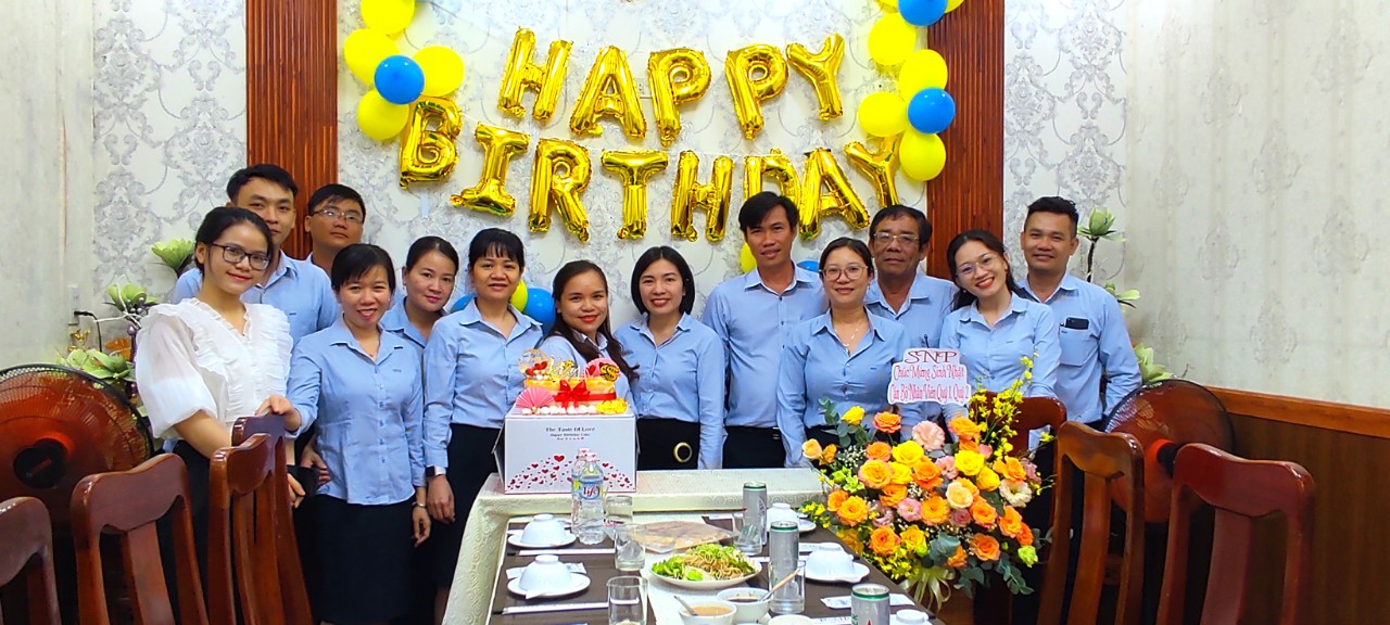 Tổ chức sinh nhật cho nhân viên công ty vui vẻ tăng tình gắn kết