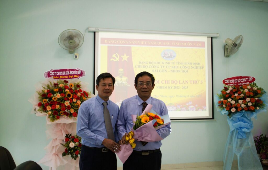 Đại diện Ban thường vụ đồng chí Cao Thanh Thương tặng hoa chúc mừng cho đồng chí Trần Thanh Hoàng bí thư nhiệm kỳ mới