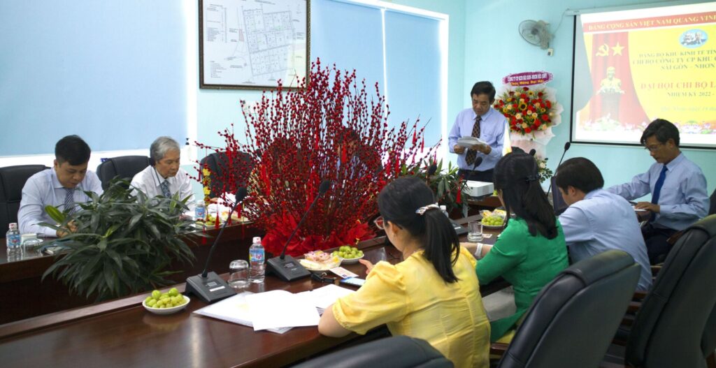 Đồng chí Trần Thanh Hoàng đại diện Chi bộ báo cáo chính trị của chi bộ trình Đại hội