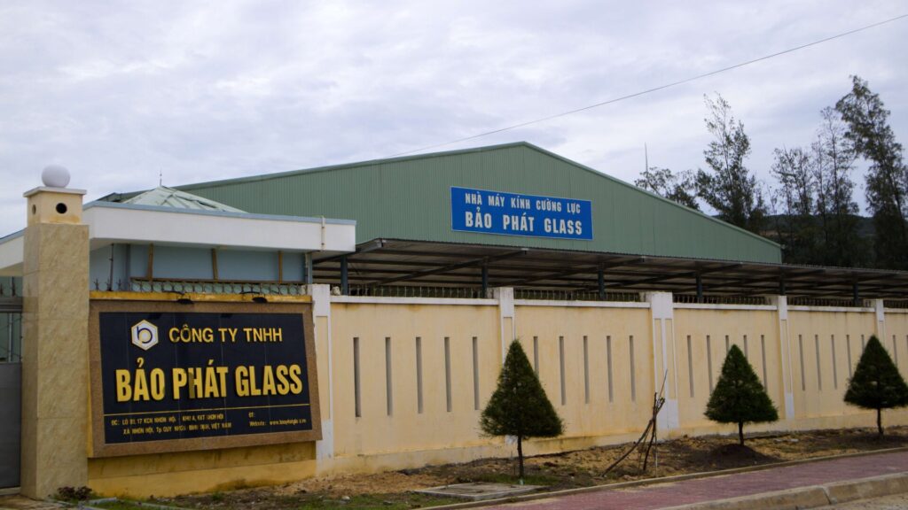 Nhà máy sản xuất gia công kính cường lực của Công ty TNHH Bảo Phát Glass tại lô B1.17 thuộc KCN Nhơn Hội A