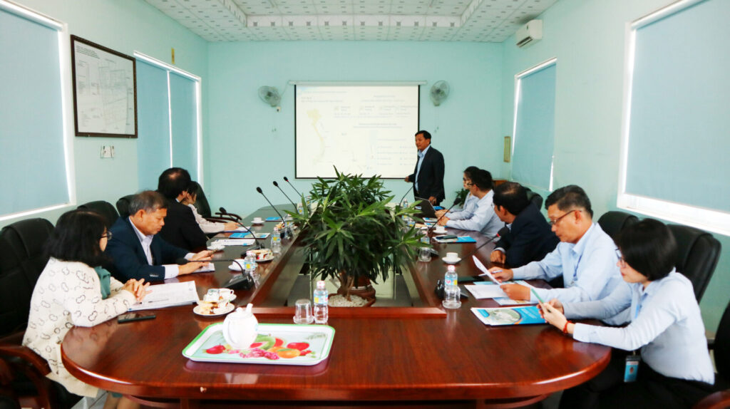 Ông Võ Đình Long, TGĐ Công ty CP KCN Sài Gòn – Nhơn Hội, đang giới thiệu các chính sách ưu đãi đầu tư của KCN Nhơn Hội A