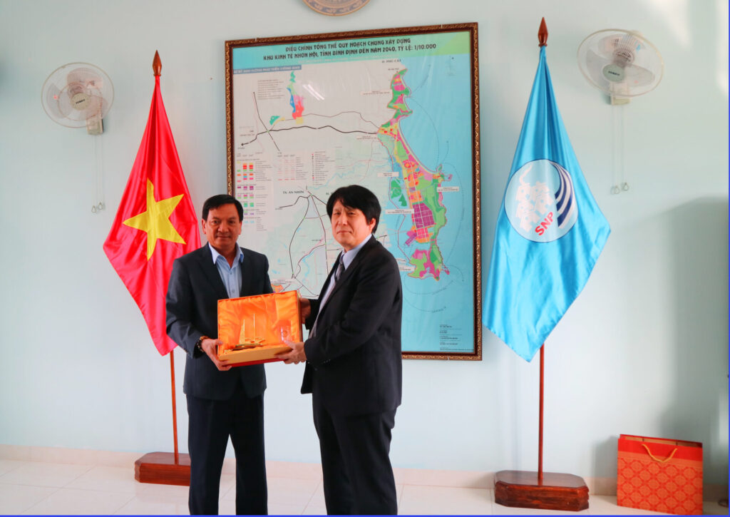 Ông Võ Đình Long tặng quà lưu niệm cho Tổng lãnh sự quán Nhật Bản tại TP Đà Nẵng