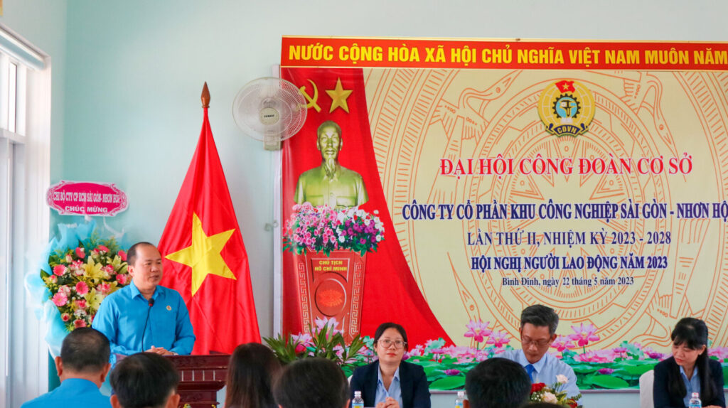 Đồng chí Lê Tự Bình, Chủ tịch công đoàn KKT tỉnh Bình Định phát biểu tại Đại hội