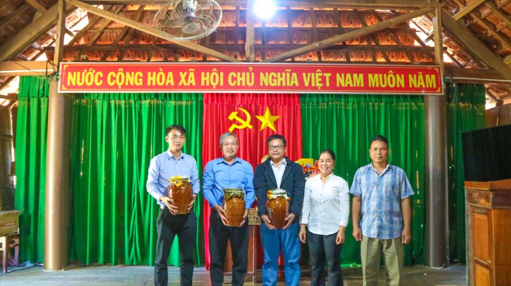 Công ty CP KCN Sài Gòn - Nhơn Hội đến thăm và chúc tết bà con Làng 2 xã Vĩnh Thạnh
