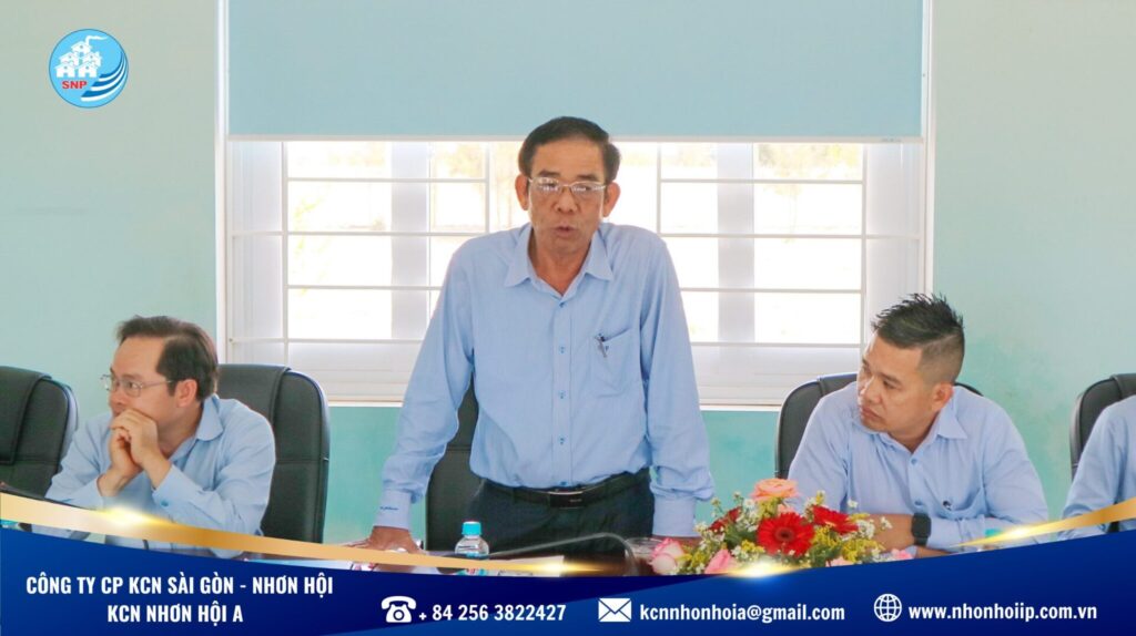 Ông Trần Thanh Hoàng, PTGĐ Công ty CP KCN Sài Gòn - Nhơn Hội, đang giới thiệu đến Đoàn công tác các tiềm năng, lợi thế của KCN A