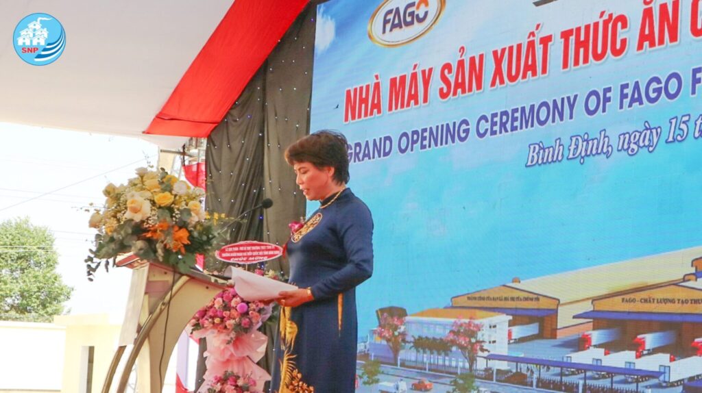 Bà Nguyễn Thị Ánh, Chủ tịch HĐQT Công ty TNHH Thức ăn chăn nuôi Fago, phát biểu tại buổi lễ