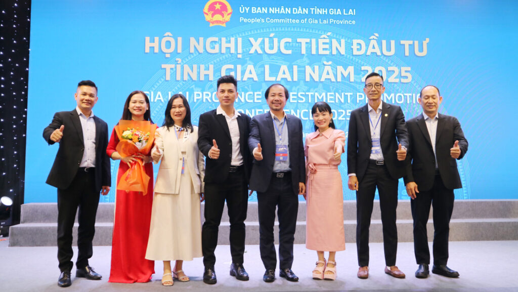 Các đại biểu chụp hình sau khi kết thúc hội nghị