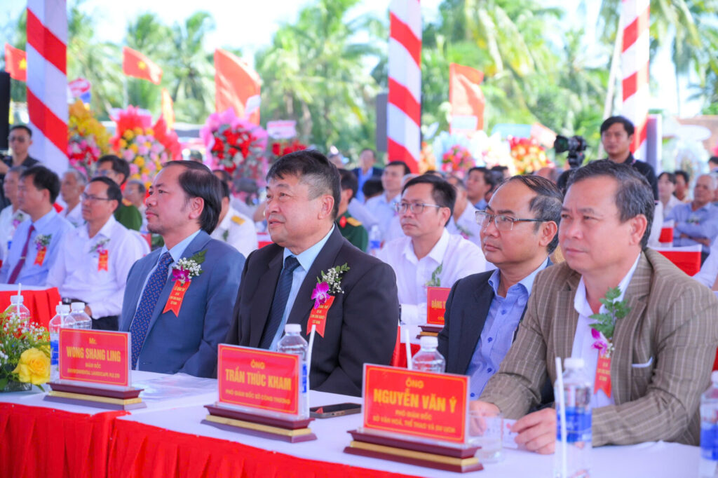 Các đại biểu tham dự lễ động thổ CCN Cát Hanh