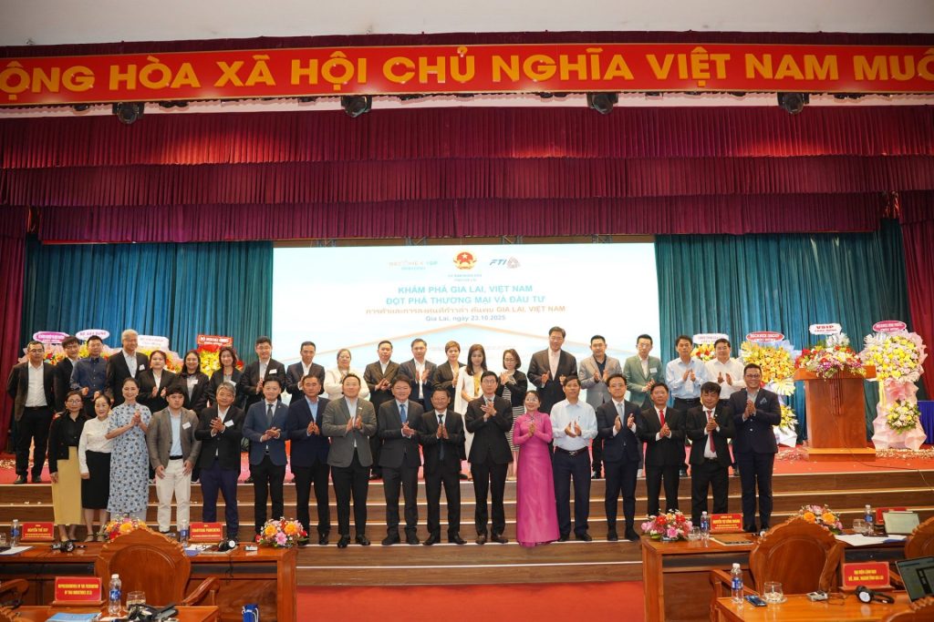 Các đại biểu chụp hình tại hội thảo