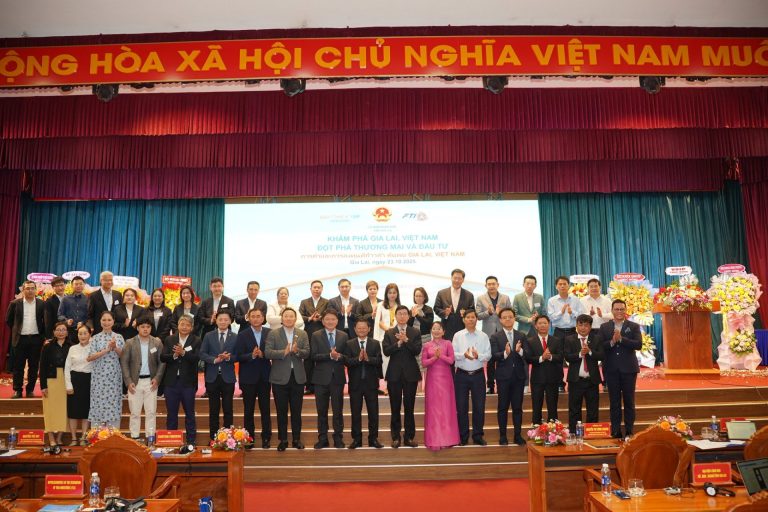 Các đại biểu chụp hình tại hội thảo