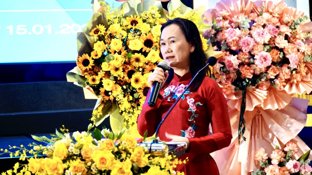 Bà Nguyễn Thị Mai Thảo – PTGĐ Công ty CP KCN Sài Gòn – Nhơn Hội – phát biểu tham luận tại Hội nghị 