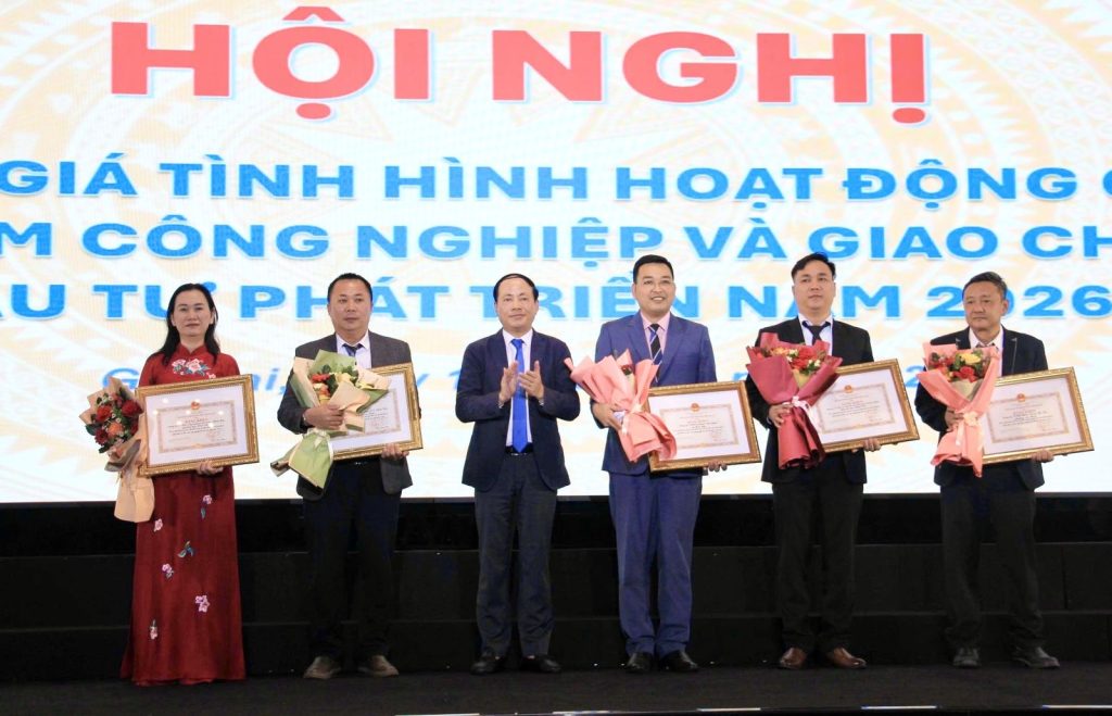 Chủ tịch UBND tỉnh trao bằng khen cho các đơn vị