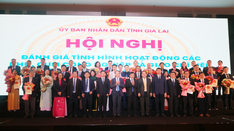 Các đại biểu chụp hình lưu niệm tại Hội nghị